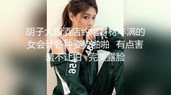 后入式抽插穿着开档情趣丝袜的骚女人