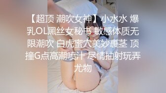 精彩4P，年轻露脸的漂亮妹子不但被两小哥玩弄，还被好姐姐玩奶子，道具玩骚穴，激情上位各种抽插嘴里吃鸡巴