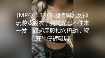 操开档牛仔裤高颜值美女 特别眼睛漂亮的美女更让我想射脸上 很有征服感 最后吞精