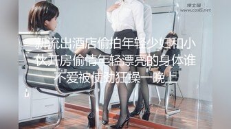 母狗趴着接受大鸡吧3p