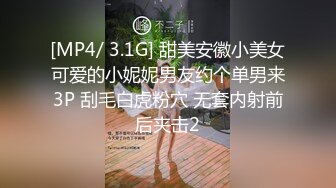 18清纯甜美萝莉嫩妹独自在家诱惑，撩起小背心露奶子，特写假屌摩擦嫩穴，插入掰穴揉搓阴蒂，呻吟娇滴滴