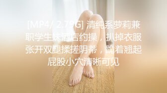 简陋的驾校女厕蹲守 穿皮裤的少妇