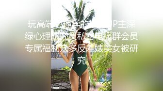 两个姐姐紧身裹胸运动装在弟弟身边挑逗 弟弟投降鸡巴硬啪啪双飞全操