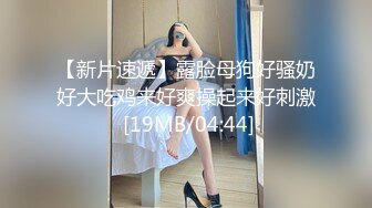 齐逼牛仔短裤极骚外围小姐姐  掏出大奶子吸吮  张开双腿揉穴  肩上扛大力抽插猛操