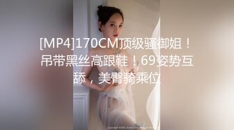 风骚小娘子大哥在摘菜准备做饭不断玩逼漏奶勾引，家中老妈妈出门间隙门一关就在地板上开搞，露脸口交多体位抽插口爆