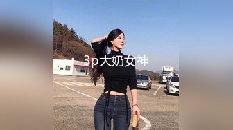 大奶子小乳头的极品少妇身材非常棒，深夜撩骚狼友揉捏骚奶子玩奶头，翘臀很诱人掰开骚逼给狼友看特写自慰