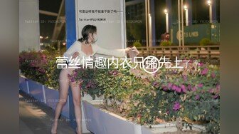 诱人少妇露脸跟表弟啪啪，口交大鸡巴被小哥对着镜子后入爆草抽插，床上激情上位，被小哥用冰棒玩逼，跳弹自慰