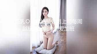 最新高价露脸定制，极品女大生04年清纯小姐姐【胡椒仔】戴着斯文眼镜学生服满身淫字坐插假屌V字手势翻白眼非常反差 (1)