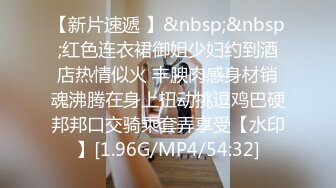 床上骚女一排排，淫乱的房间，中年少妇的群P现场，5个骚逼各种展示，揉奶玩逼道具摩擦高潮不断，轮草抽插