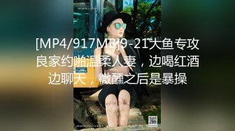 曾经的网吧公厕网红脸女王，强力回归，再现公厕4个手指插穴