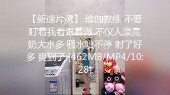 淫荡反差小女仆✿极品美少女穿上可爱女仆装服务金主爸爸，振动棒紫薇爽的尿屁不停，娇小身材被爸爸抓紧双手后入