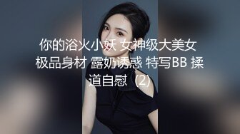 商场女厕近距离偷窥长裙美女 B里拉出一坨奇怪的玩意