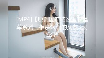 纹身熟女毫无保留的展示自己的生殖系统，甚至看到了里面的节育器