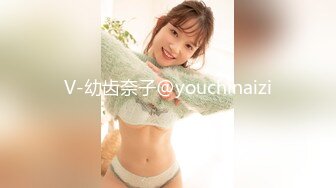 黑哥叫朋友搞自己老婆宾馆里外3P，露脸吃奶子又抠逼还要骚逼给口交，压在身下打桩机式抽插浪叫不止精彩刺激