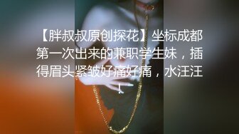 牛仔裤时尚小美女，清爽的吊带衣，偷窥她上厕所，小肥阴唇 可以~