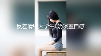 最近很火的家庭摄像头 美艳少妇和小儿子躺床上舌吻，将温柔的手伸进儿子裤裆摸小龙头，撅着屁股肥逼给儿子看！