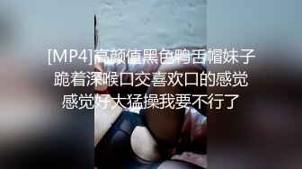 抄底两个漂亮美眉 黄裙美女吃的好香 我只能看你性感小屁屁减馋了 有吃的就蹦蹦跳跳差点把我镜头踢坏