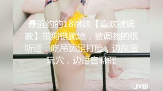 (11)清纯无毛肥鲍鱼妹子，丝袜裆部烂了个洞，还在厕所补妆擦口红