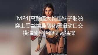 精彩的换妻游戏，激情4P带别人一起干自己的老婆，丝袜高跟露脸口交两个大鸡巴，上下其手揉奶玩逼各种抽插