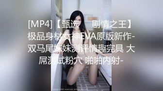 好姐妹一起玩对着镜头发骚，揉奶玩逼道具抽插，撅着屁股展示，掰开骚穴给狼友看特写，互动撩骚淫声荡语不断