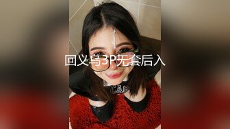 颜值不错小姐姐穿着白衣牛仔裤，坐沙发上揉捏她