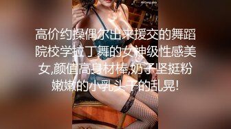 淫妻坐在单男上面，有节奏地上下晃动，胸前还用写上“婊子”！