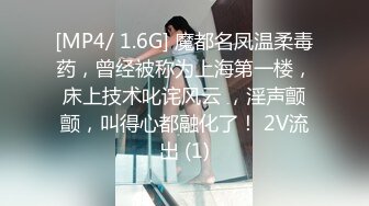 小县城公共厕所 后拍躲在里面抽烟的大屁股少妇