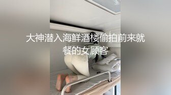 黑丝情趣装熟女嘴唇超级性感被架起来舔逼 一顿狂操后内射进骚逼里