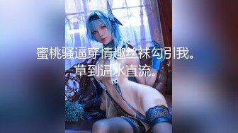 【新片速遞】 ????这美女也太牛了吧 当这么多人面撒尿，☝完全无视路人存在啊【130MB/MP4/01:25】