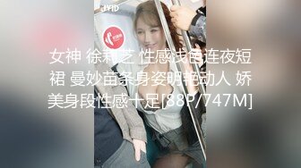 黑丝高跟小少妇自己玩着冰冷的大黑牛自慰呻吟高潮后给小哥舔硬大鸡巴，主动上位无套抽插近距离拍摄，好刺激