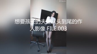 厕拍大神潜入美食城内女厕偷拍 顾客和服务员尿尿地面常年擦的十分光亮，反射的大屁股和真屁股遥相对应