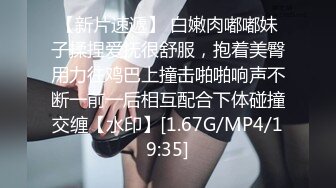 看着就很骚的御姐人妻，露脸齐逼短裙白衬衣诱惑，丝袜小高跟各种撩骚狼友，揉奶玩逼自慰，风骚大屁股真刺激