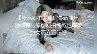 【家庭摄像头破解】其乐融融的一家三口在客厅看电视，美丽风韵妻子在喂奶，百看不厌的少妇！