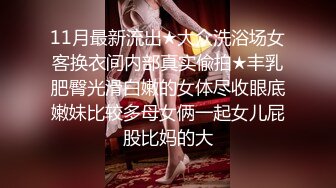 【天体海滩系列】两个漂亮妹纸在岸边晒着日光浴，小嫩B也快晒黑了