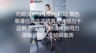 美女尿急找不到厕所，到小巷解决发现被偷拍也无可奈何，憋不住了