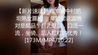 专业红衣妹子视角，退下黑丝和内裤，掰穴露出黑鲍鱼，沙发床上操逼