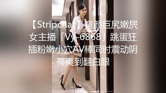 清纯的学生妹才20岁左右，没想到吃鸡如此熟练