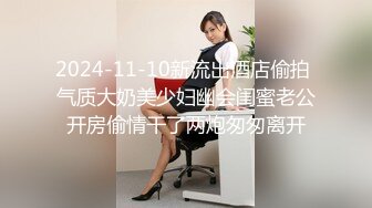 镜子前欣赏老婆