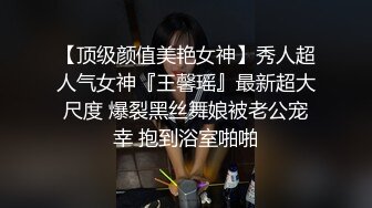 大奶肥臀颜值高，开档黑丝诱惑，奶子上还有性感的纹身，让小哥无套抽插，主动上位浪叫呻吟，内射骚穴中出