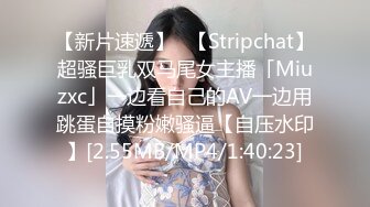 美女在厕所拿出化妆镜掰开小逼检查白带