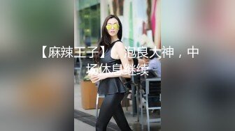 隔壁家的小骚妇，黑丝露脸酒店里让两个大哥调教，道具抽插骚穴呻吟，淫声荡语躺在床上让两个大哥吃奶抠逼