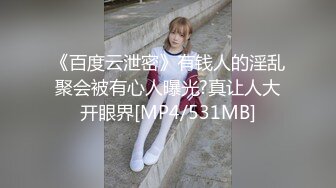 YC商场抄底潮玩前搔首弄姿黄发美妞❤️蕾丝粉内勒出穴缝透视黑毛