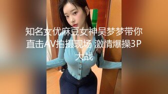 淫妻跪舔肉棒