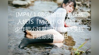 长得超漂亮的文艺范年轻小美女和老公一起酒店约网友玩群交