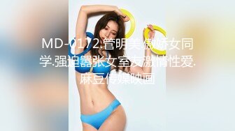 国际青年旅行社的眼镜女孩，到公厕上厕所被我拍了下来，阴洞张开，暗示着什么 嘿嘿~