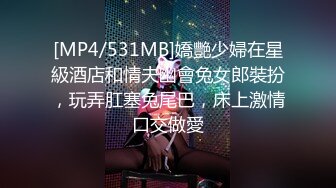 黑裙少妇带小孩店里选东西由于要低头照顾小孩子少妇一直撅着屁股CD前面漏黑森林