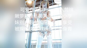 《极品CP魔手外购》坑神潜入某单位女厕隔板缝中实拍超多小姐姐方便，赤裸裸逼脸同框，妹子对着镜头看半天都没发现异常 (1)