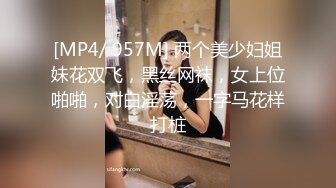 商场一路跟踪抄底吊带裙纹身女✿骚的很里面没有穿内裤大肥B在眼前晃来晃去