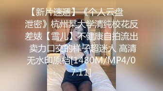 【厕拍小酌】餐厅女厕全景偷拍多位漂亮的美女服务员