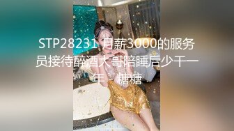 科技园女厕格子裙黑打底清纯小美女 两片湿滑的红嫩唇缝看着馋人